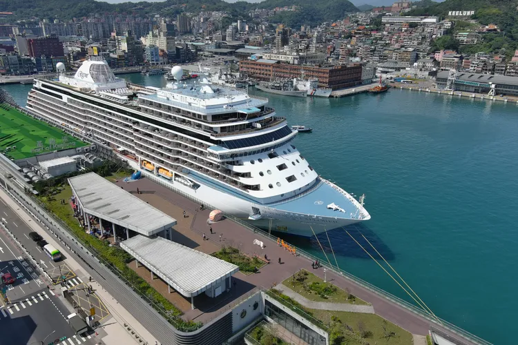 七海探索者號郵輪停泊基隆港。翻攝畫面