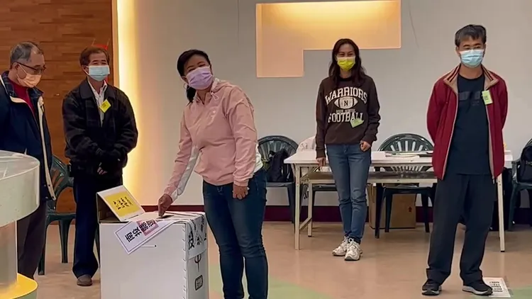 蔡培慧重新做出投票動作供媒體拍照。蔡培慧競總提供