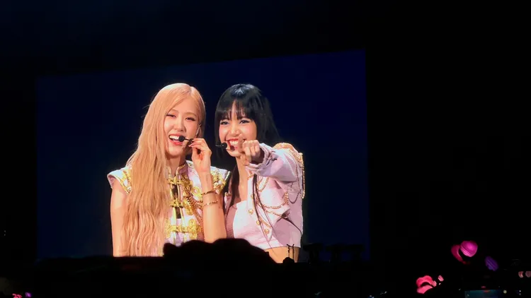 Rosé（左）及Lisa對著鏡頭燦笑。讀者提供