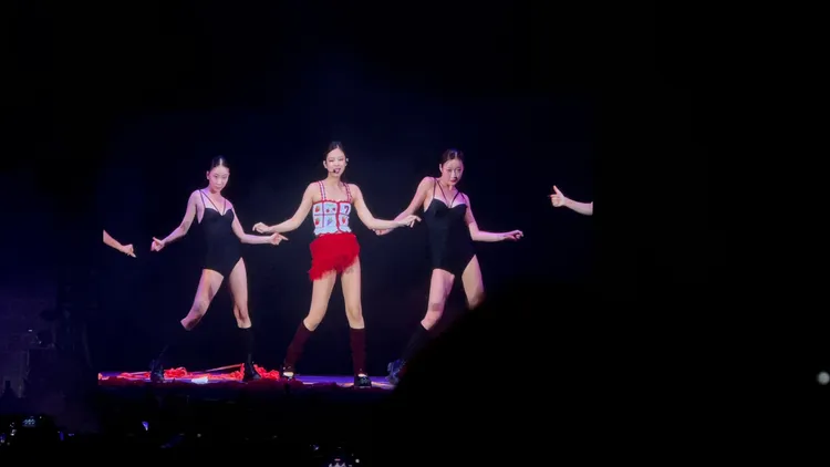 Jennie表演個人solo曲《You&Me》。讀者提供