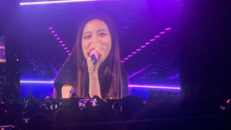 Jisoo安可時，露出可愛表情。讀者提供