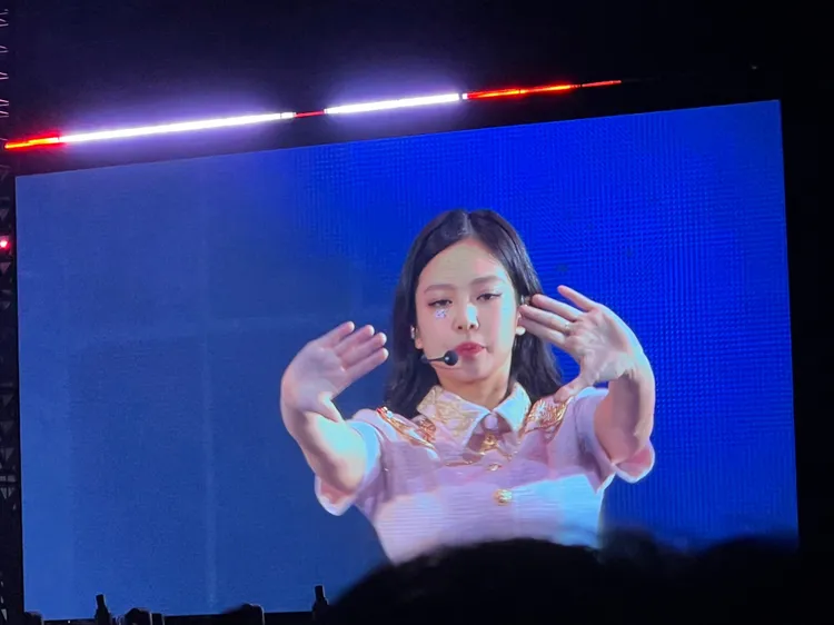 Jennie今天放下頭髮。讀者提供