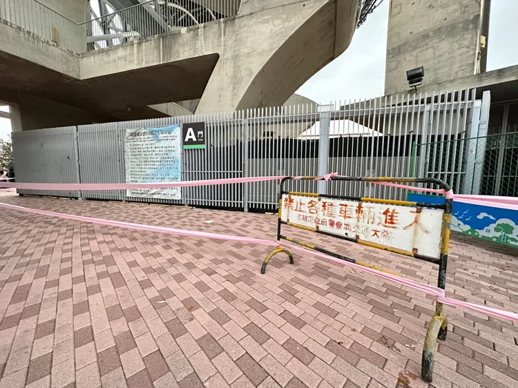 BLACKPINK昨天演出時，有粉絲攀爬場外的欄杆觀賞，主辦單位在今天拉起封鎖線，禁止粉絲靠近圍牆。特勤中心攝