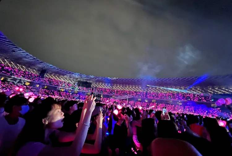 BLACKPINK嗨翻高雄，4.5萬名粉絲擠爆現場。讀者提供