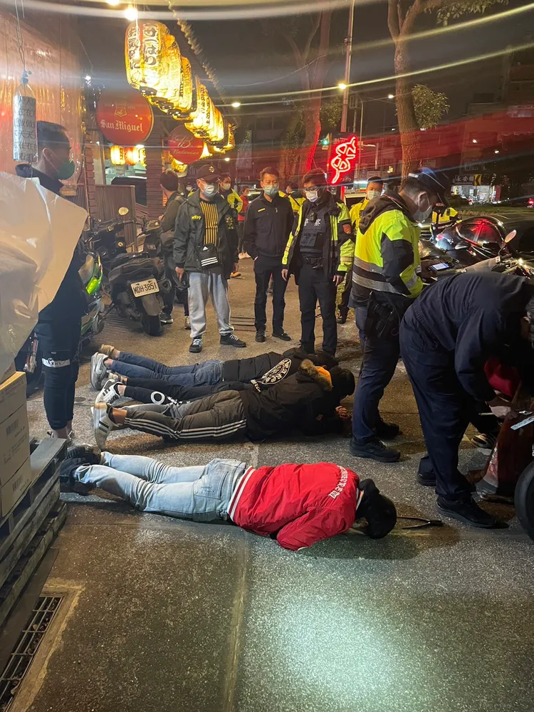 警方將到場的8名惡煞壓制在地。三峽警分局提供