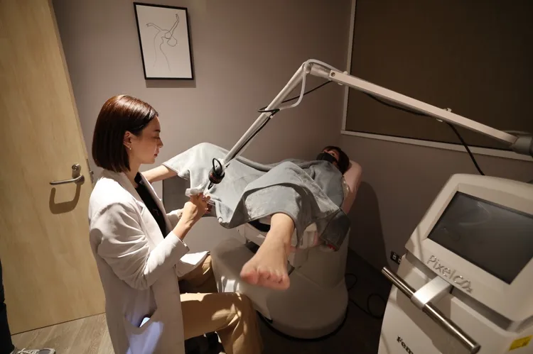 部分陰道鬆弛的女性，經醫師在陰道施打雷射後，即可改善鬆弛程度。示意畫面