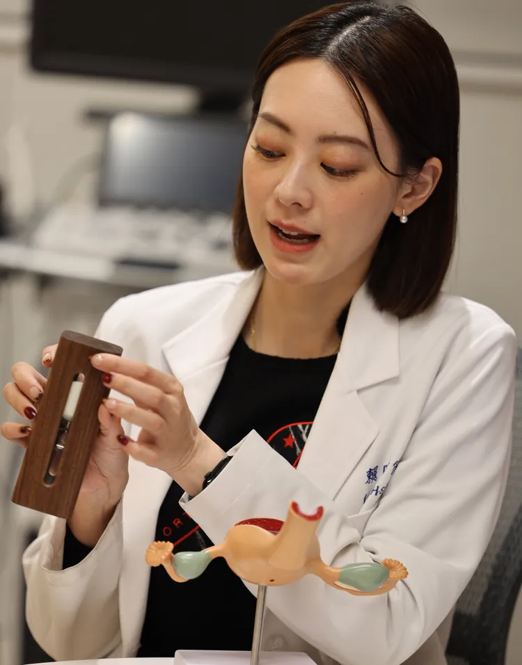 婦人在診間形容男友「尺吋」大，有如賴昕隄手中所持的圓柱物。讀者提供