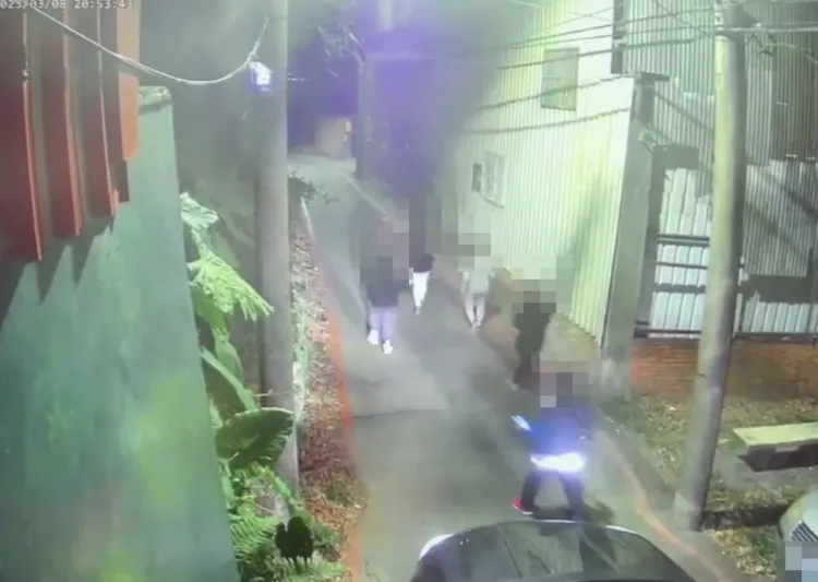 魏姓少年等4人逃離現場，沈男(紅圈處)在後方追趕。三峽警分局提供