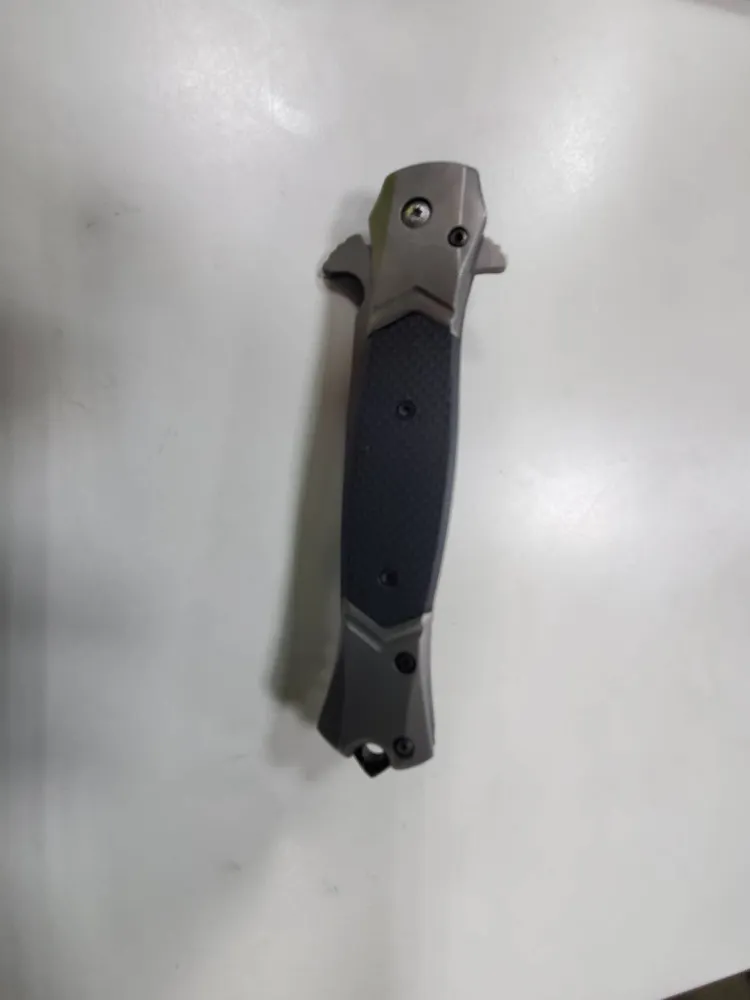 警方起獲蔡姓少年持有的折疊刀。三峽警分局提供