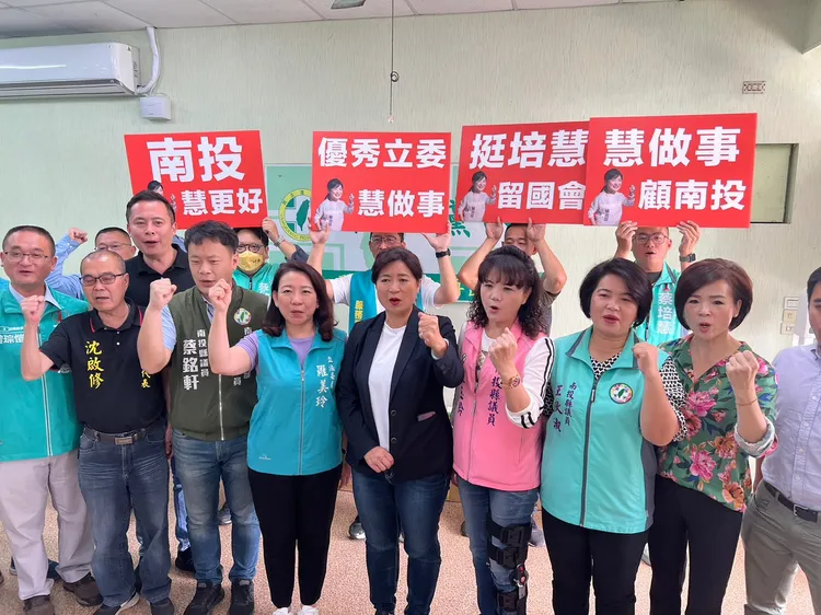 蔡培慧在立委羅美玲等人陪同下到縣黨部登記參選，聲勢浩大。蔡培慧辦公室提供