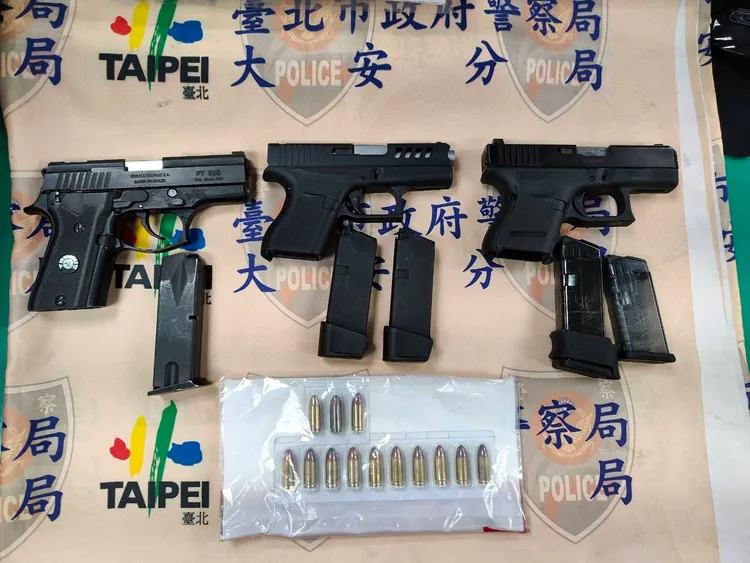 警方查獲3把改造手槍及子彈。翻攝畫面