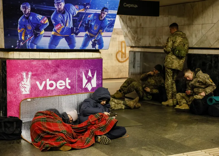 基輔民眾連夜躲警報。路透社