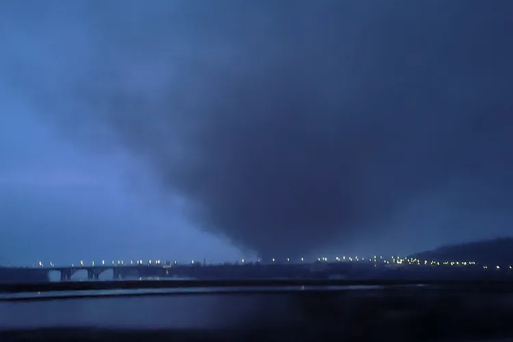 基輔市區冒出煙霧。路透社