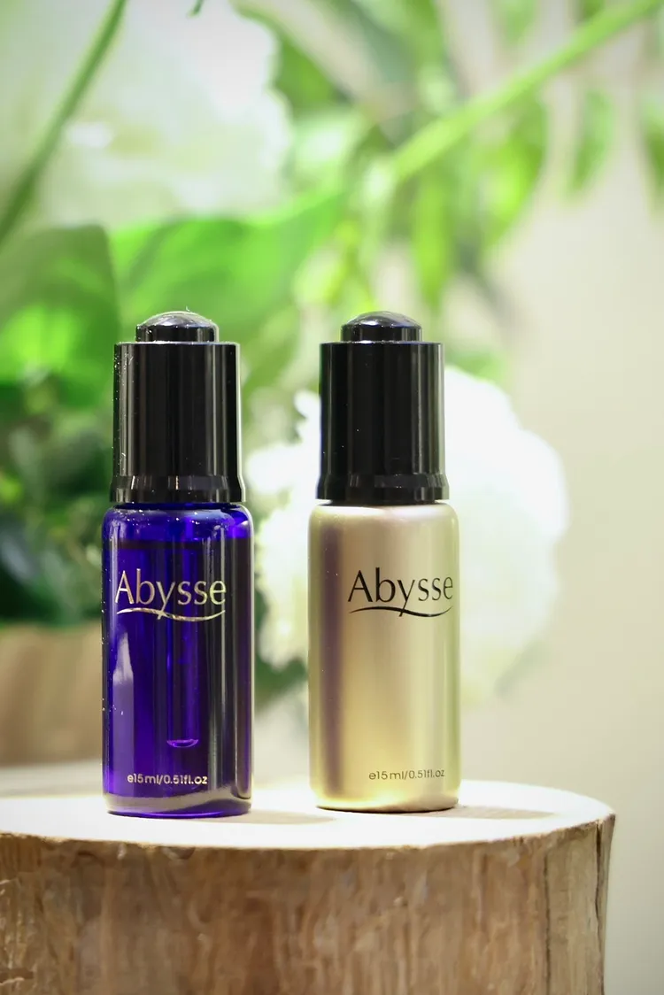 Abysse頂級臉部精油系列，法國頂級茉莉保濕精油（右）15ml／2380元、法國有機玫瑰天竺葵精油（左）15ml／2980元。林林攝