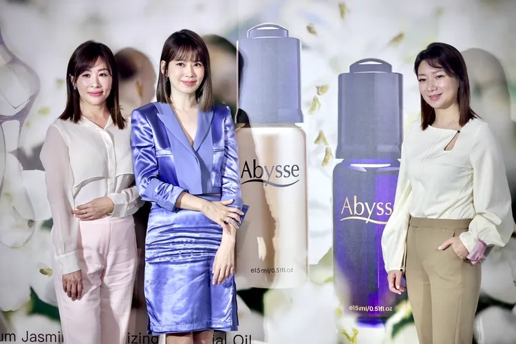 Melody（中）與Abysse創辦人路永佳（左）、Tiffany（右）。林林攝