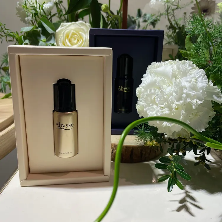 Abysse頂級臉部精油系列，法國頂級茉莉保濕精油（左）15ml／2380元、法國有機玫瑰天竺葵精油（右）15ml／2980元。張家玲攝