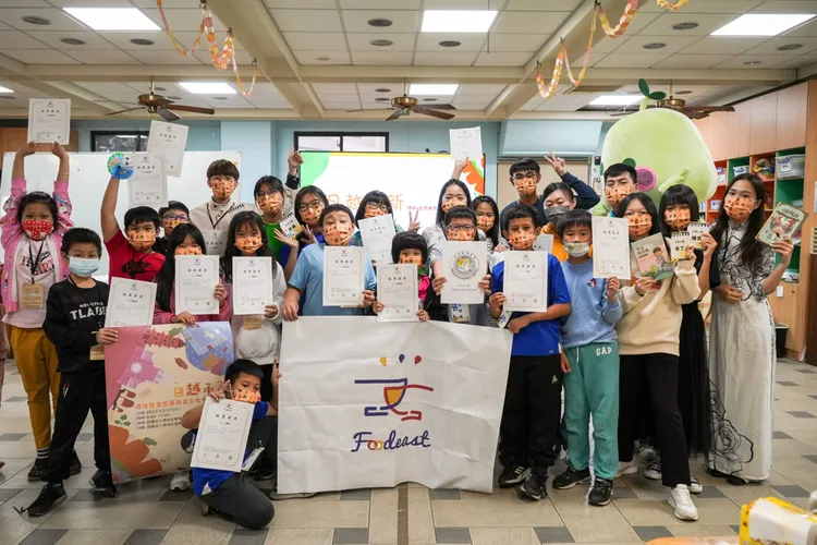 李如寶(右1)希望新二代的母語越練越好，成為台越最佳的溝通橋樑。移民署提供