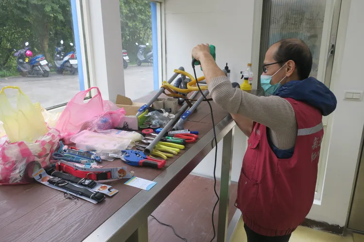 動物輪椅以便宜的水管和輪子組合而成。動保處提供