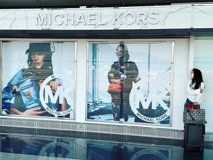 舒淇在機場興奮地與自己拍攝的MICHAEL KORS形象廣告合影。翻攝sqwhat IG