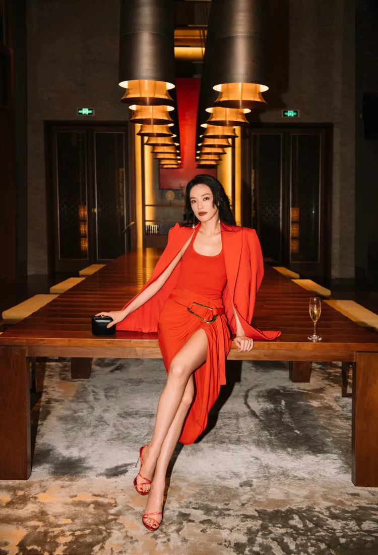 舒淇在海南島三亞的MICHAEL KORS活動上，換穿搶眼大紅色裙裝搭配俐落西裝外套現身。翻攝東申未來微博