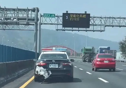 警車後保桿搖搖欲墜。翻攝畫面