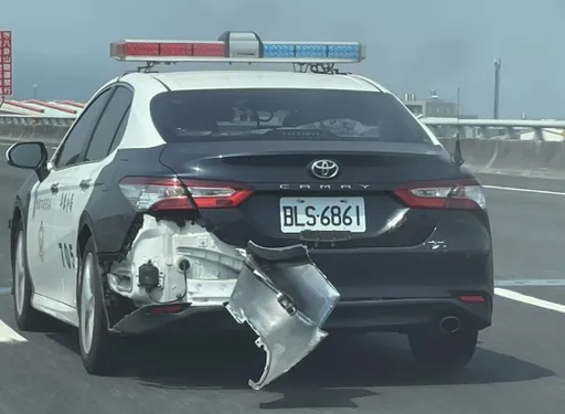 國道驚見警車保險桿搖搖欲墜 後方駕駛人看了膽戰心驚