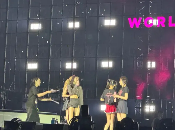 網友分享8800元搖滾區視角，並寫道：「8800，2區，前10排，為了避開舞台器材跟前五排站起來的人的視野」。翻攝《Dcard》論壇