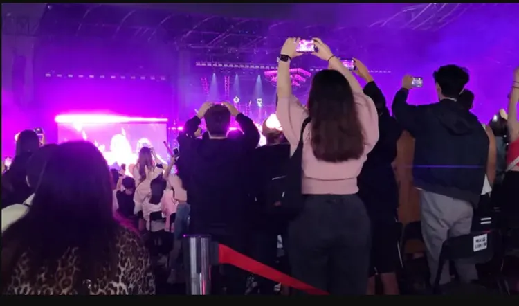 也有民眾花4800元，看到一整排背影。翻攝《Dcard》論壇