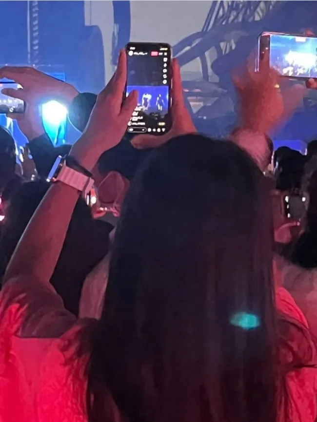 也有網友買5800區，直擊前方觀眾全程直播。翻攝《Dcard》論壇