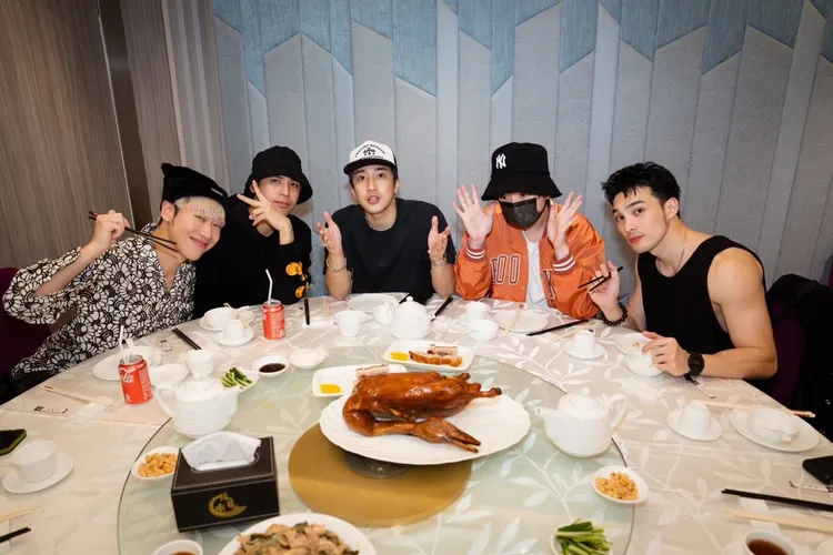 五堅情在香港大啖美食。滾石提供