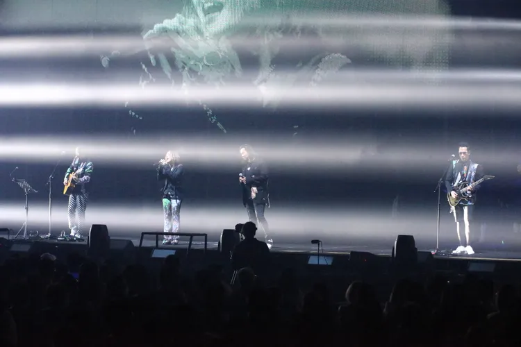 楊培安與小男孩樂團合體演出。讀者提供