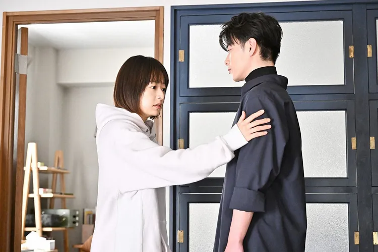 《要是說了100萬次就好了》最後一集預告，原本是幽靈的佐藤健（右）竟然變成活生生的人，出現在摯愛井上真央面前。