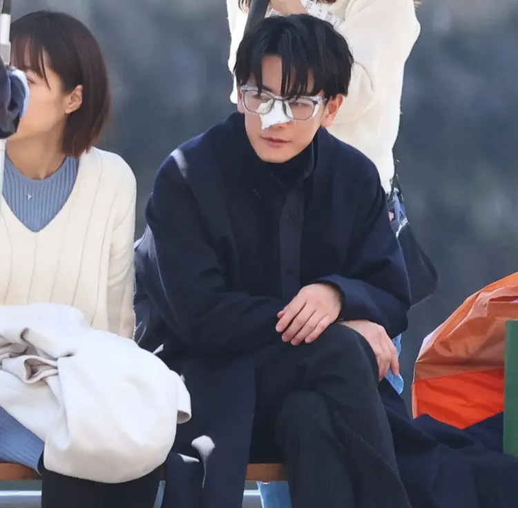 佐藤健戴著防花粉症護目鏡，在鼻樑處墊著衛生紙以免留下壓痕不連戲。翻攝《NEWS-POSTSEVEN》