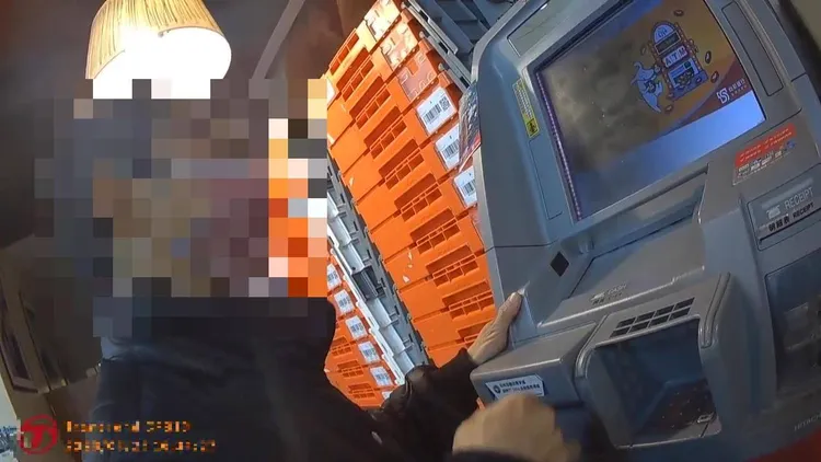 經警員勸阻後，陳男將現金8萬元回存至ATM。翻攝畫面