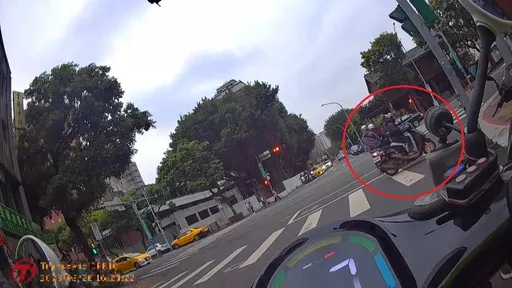 北市男騎士違規遭開單 謝謝妳!被罰不生氣還感謝警察