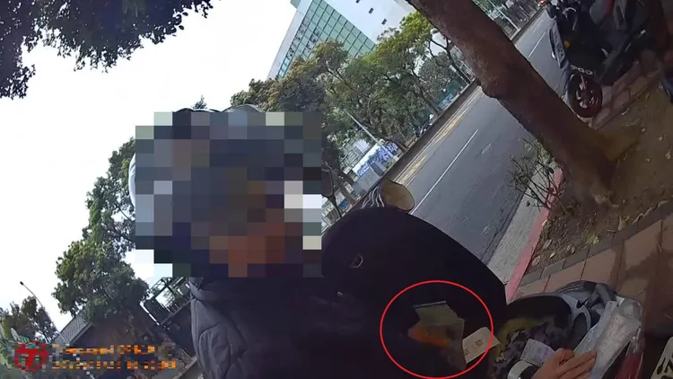 陳男車廂內有大筆現金，引起警方注意。翻攝畫面