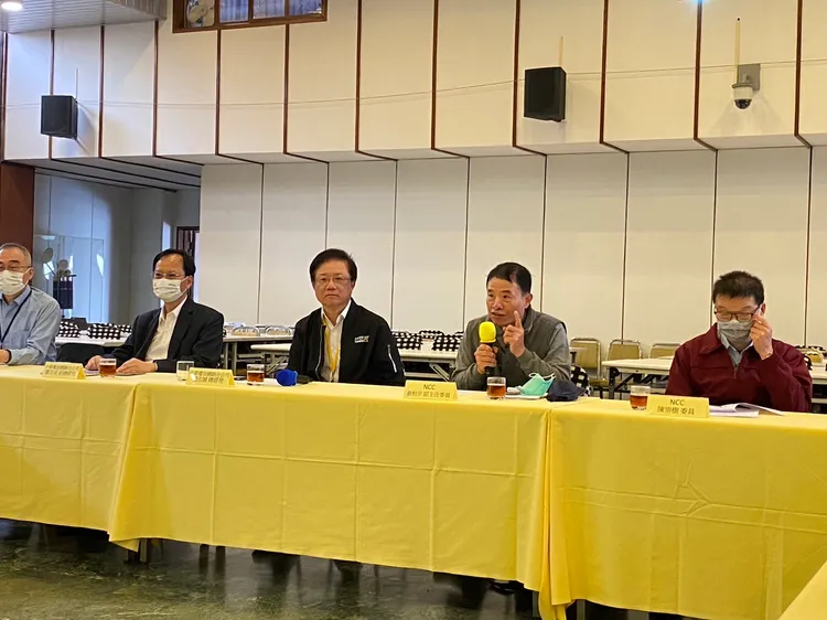 NCC副主委暨發言人翁柏宗(右2)、NCC委員陳崇樹(右1)、中華電信網路分公司總經理簡志誠(中)。陳怡文攝