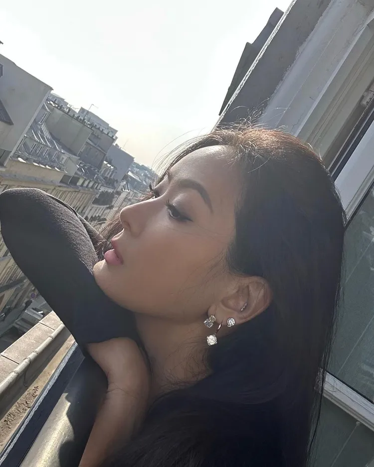 身為「活體招牌」的孫芸芸，以自身高超的穿搭功力，充分展現YUN YUN SUN飾品多元搶眼的搭配特質。翻攝aimeeyunyunsun IG