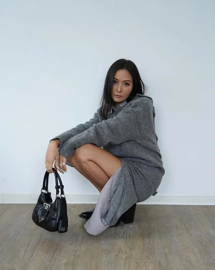 在為自家品牌打廣告之餘，孫芸芸也不忘替愛牌發聲，穿起全套義大利精品PRADA春夏造型入鏡。翻攝aimeeyunyunsun IG