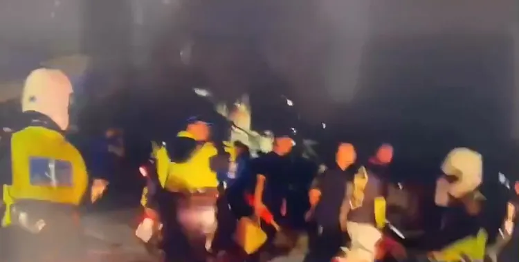 長治鄉11日晚間廟會遶境活動，陣頭間爆發衝突，大打出手。翻攝畫面