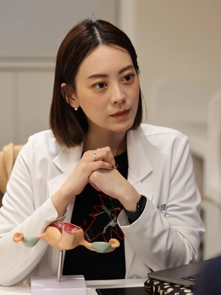 賴昕隄醫師在診間聆聽患者陳述。讀者提供