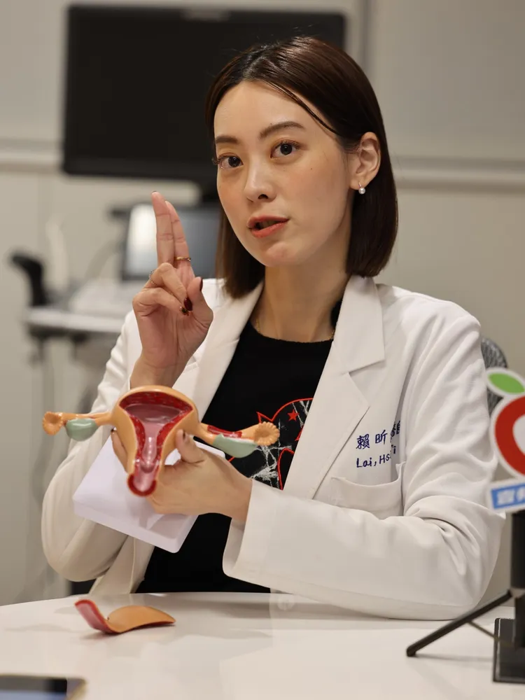 賴昕隄醫師說，一般成年女性陰道約是兩指寬。讀者提供
