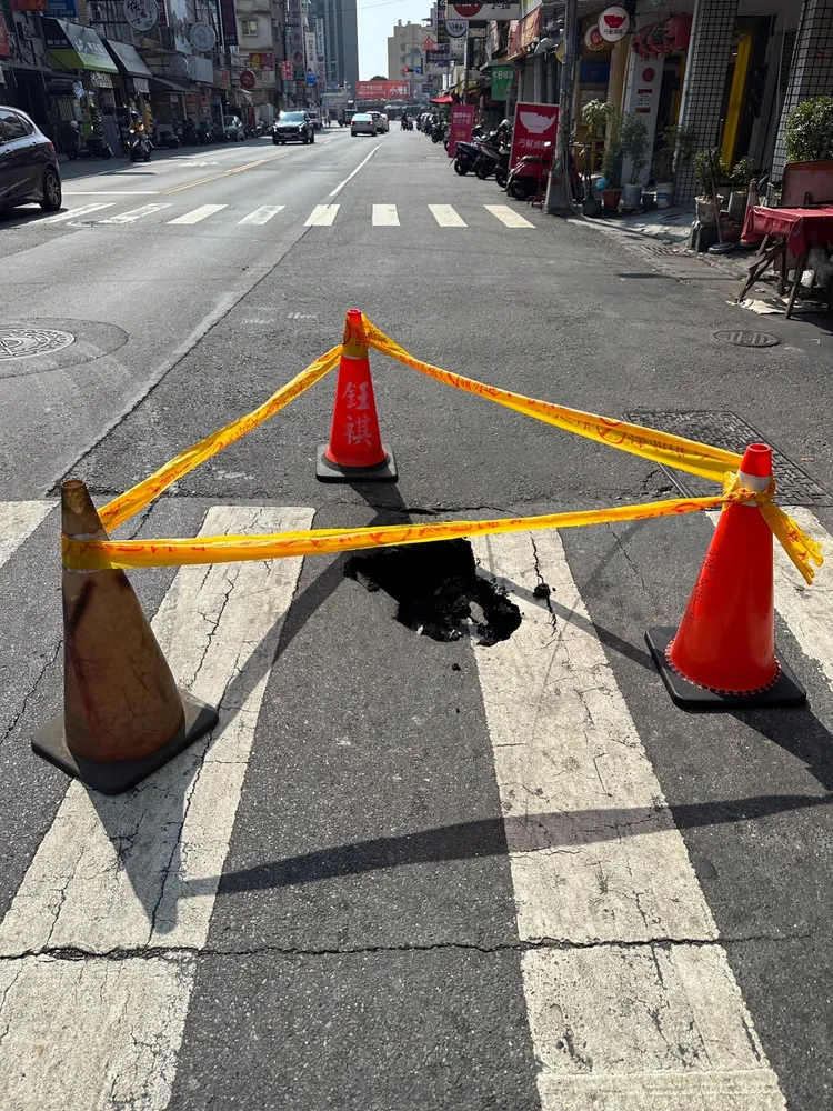  警方在坑洞處圍起警示黃條，避免再有人受傷。讀者提供