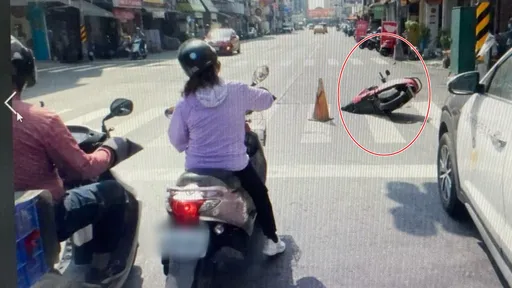 高雄前鎮女騎士驚呆了　前輪突然插進路面！害摔車腳扭傷