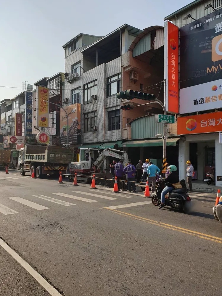 高市府派員搶修坑洞。讀者提供