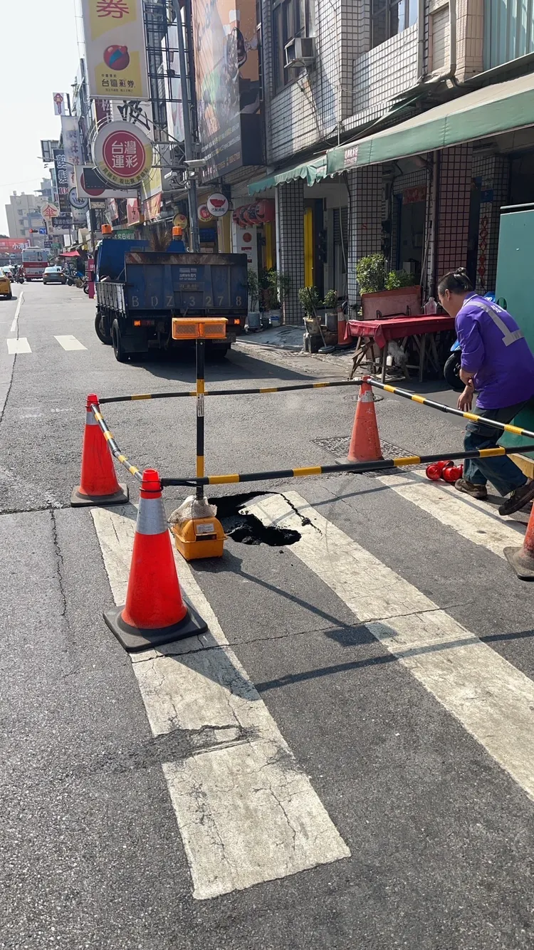  警方在坑洞處圍起警示黃條，避免再有人受傷。讀者提供