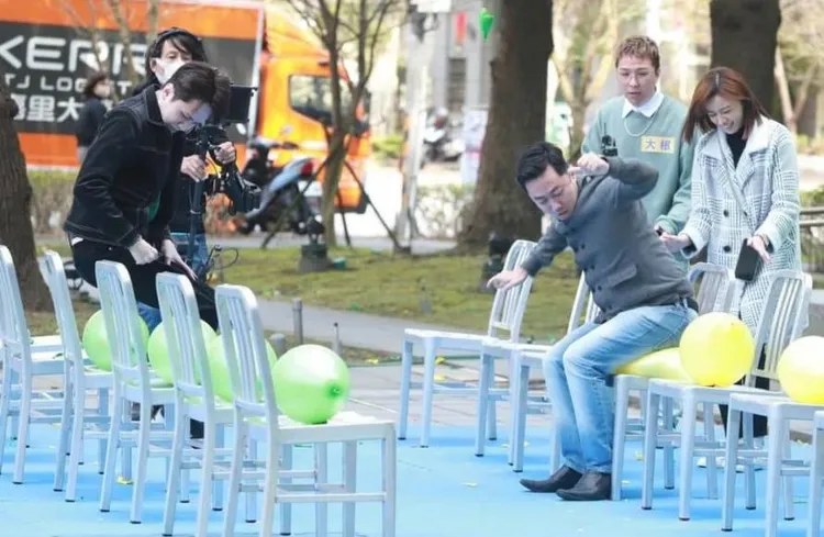 艾翔（右三）、艾衛本月初來台錄影，玩遊戲頗為投入。翻攝《最強綜藝秀》臉書