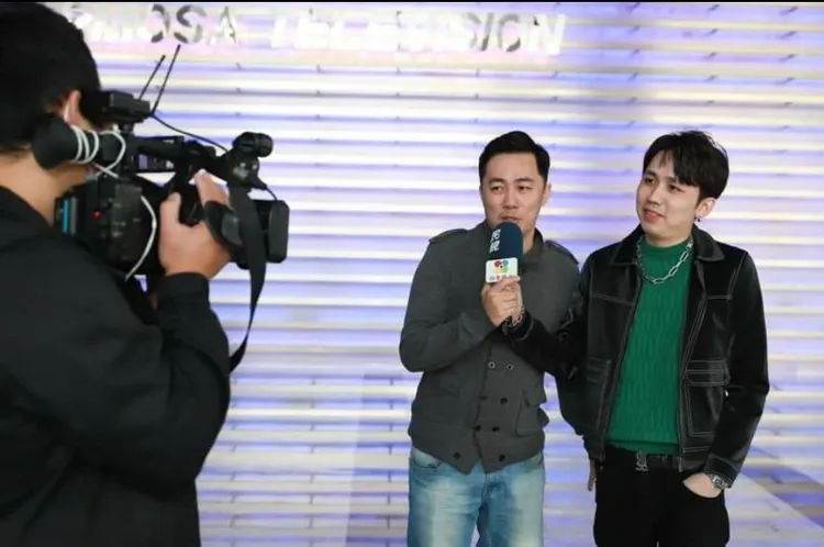 艾翔（左）、艾衛本月初來台，錄影並接受採訪。翻攝《最強綜藝秀》臉書