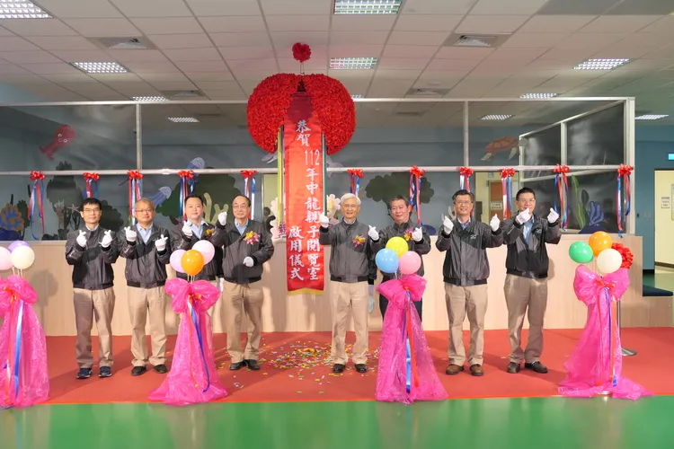 現場進行中龍親子閱覽室啟用儀式。中龍公司提供