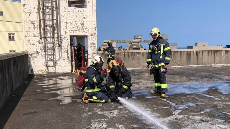 台日消防員在八里訓練中心交流消防技術。新北市消防局提供